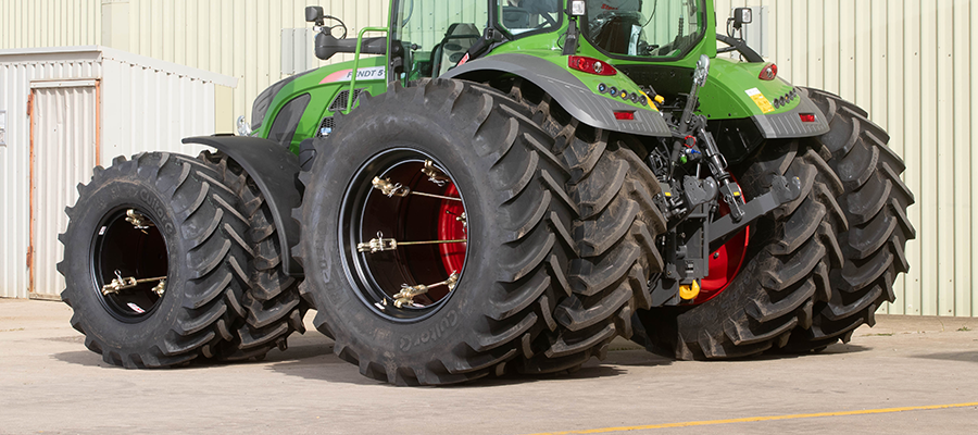 Dual wheels on Tractor image